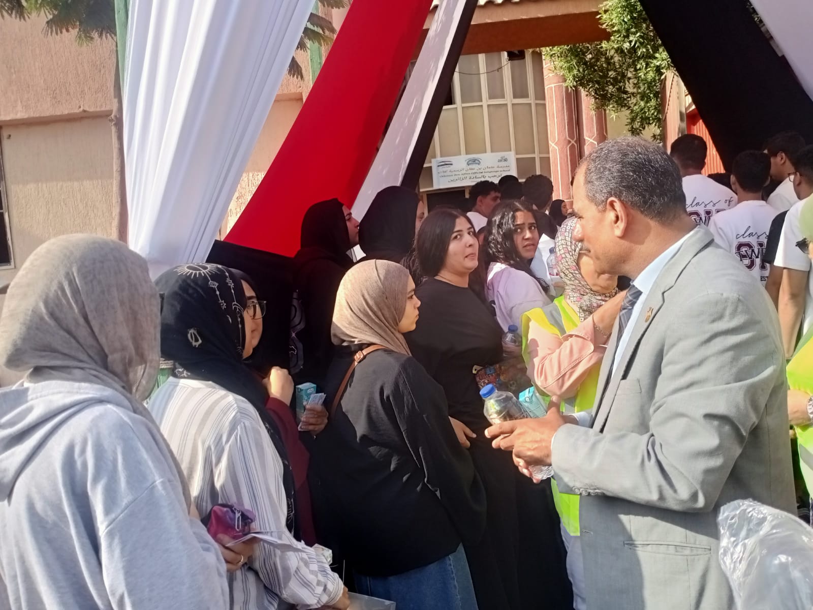 مدير العبور التعليمية يوزع المياه والعصائر على طلا